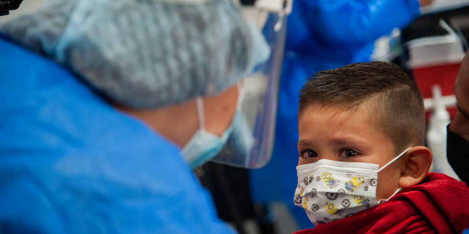 Szczepienia małych dzieci trwają już m.in. w Kolumbii. Na zdjęciu chłopiec przyjmuje dawkę preparatu Sinovac.
