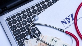 Fałszywy zwrot kosztów leków. NFZ ostrzega: tak działają internetowi oszuści. Jak wygląda mail