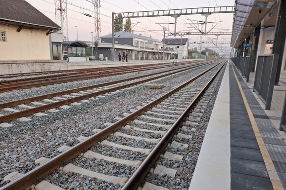 Zašto su železničke pruge prekrivene drobljenim kamenom? Odgovor LOGIČNIJI nego što izgleda