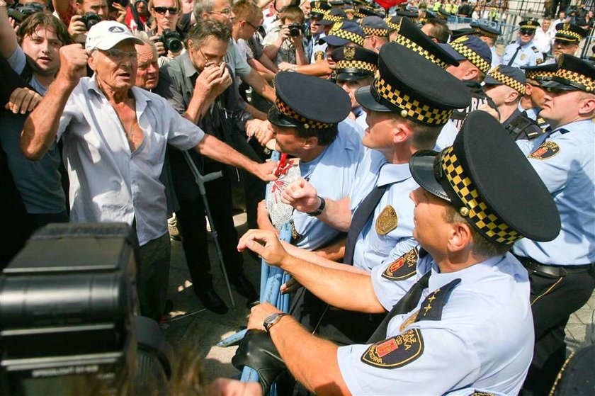 Krzyż zostaje przed Pałacem Prezydenckim. Relacja na żywo!