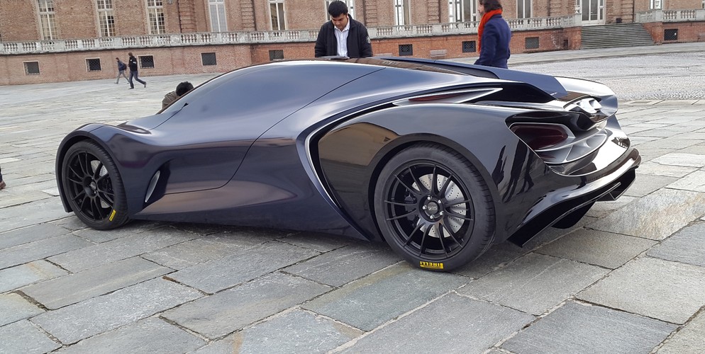 Ale ten samochód nie ma bocznych szyb! Czegoś zapomnieliście?