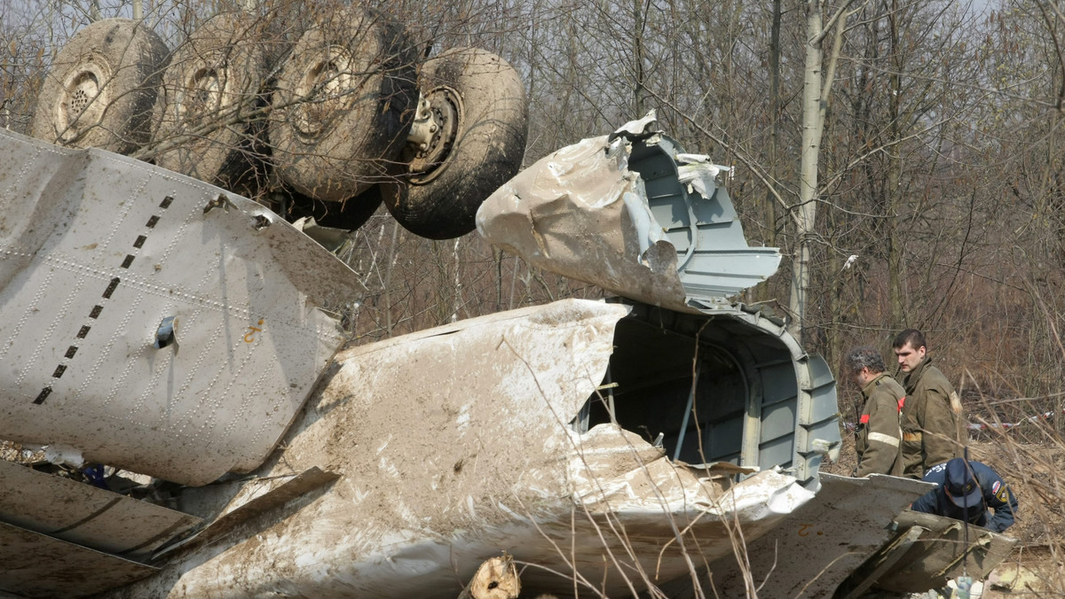 Rejestratory zapisujące rozmowy w kokpicie prezydenckiego Tu-154 zarejestrowały głos osoby, która nie należała do ścisłej załogi samolotu - informuje tvn24.pl.