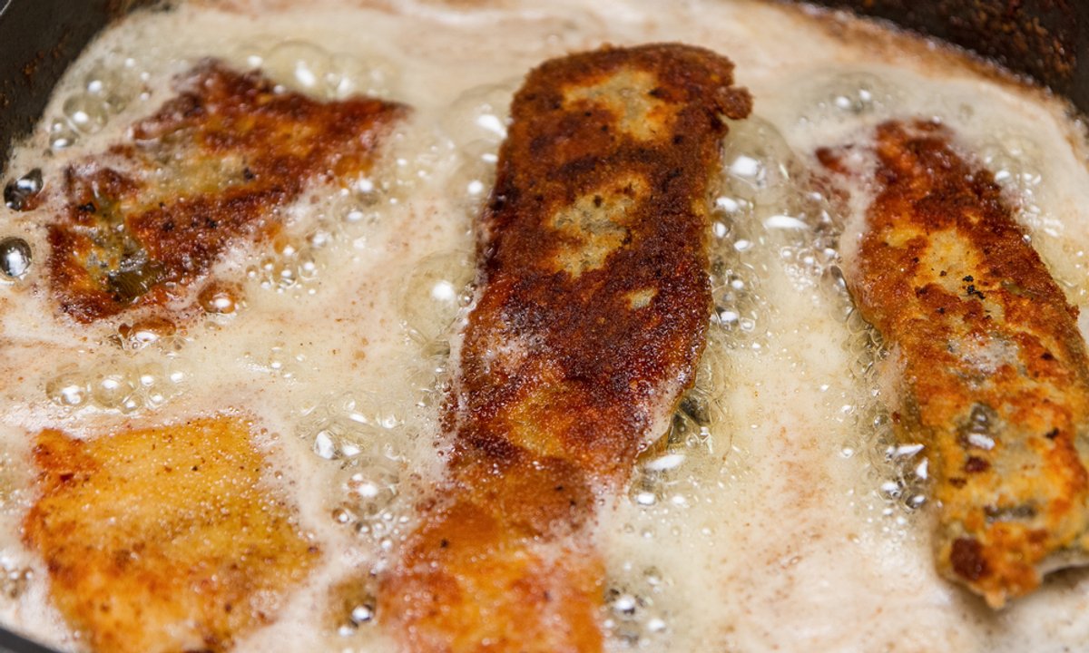 Na czym smażyć karpia? Kucharze wskazują jeden produkt