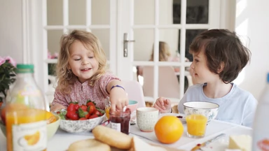 Naucz dziecko samodzielnego jedzenia. Pierwszy krok: zastawa dla dzieci