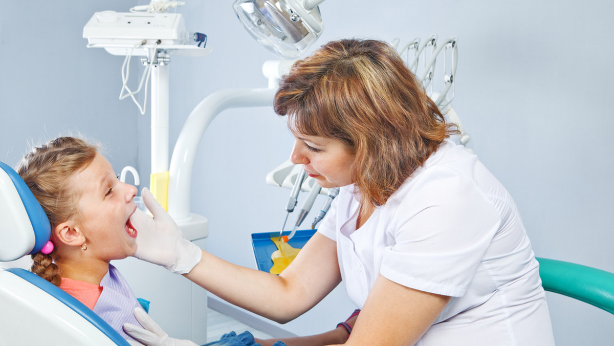 Nie czekaj z dzieckiem, aż będzie miał wielką dziurę w zębie. Idź z nim do gabinetu, by zapoznał się z dentystą. Wybieraj miejsca polecane i takie, w których przyjmują stomatolodzy dziecięcy. Oni mają cierpliwość, i nie wystraszą malucha.