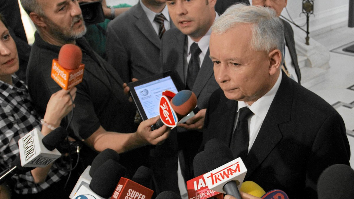 Jarosław Kaczyński po raz kolejny w ostrych słowach wypowiedział się na temat działalności zespołu ds. wyjaśniania przyczyn katastrofy smoleńskiej przy KPRM, którym kieruje Maciej Lasek. - Pan Lasek cofnął się i to radykalnie - mówił w Sejmie. Prezes PiS przyznał też, że w jego przekonaniu raport tej komisji, to "wykonanie zamówienia Putina".