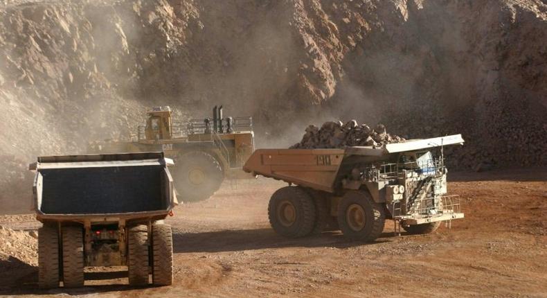 The 2,500 workers of copper mine Escondida began shutting down machinery in preparation to strike, said Carlos Allendes, spokesman for the Escondida Workers' Union