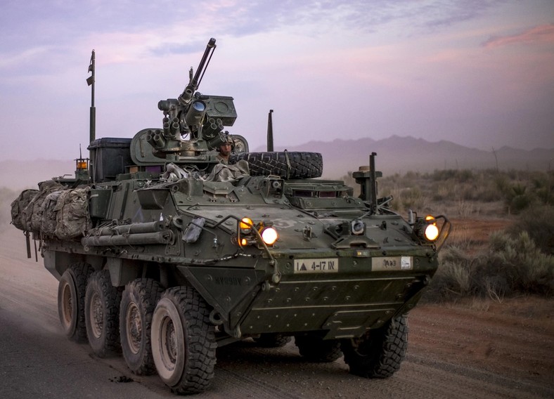 Należący do 1. Dywizji Pancernej U.S. Army transporter opancerzony Stryker w trakcie ćwiczeń.