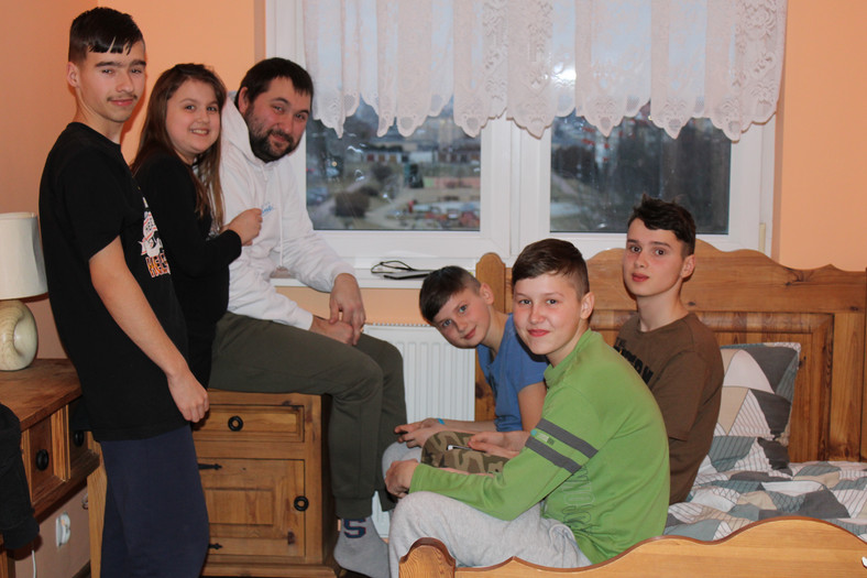Sasza, Waleria, Aleks, Włodek Wasyl i Stefan w mieszkaniu w Łomży