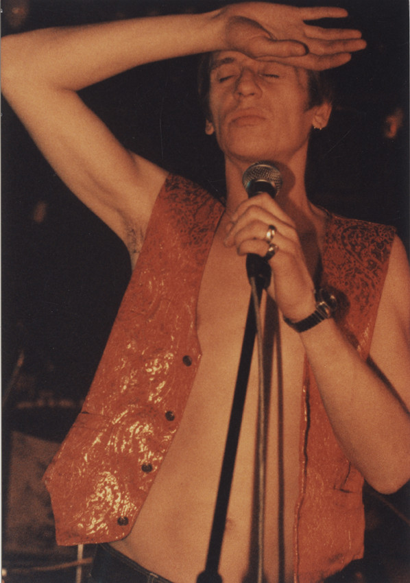  Maciej Maleńczuk na scenie podczas koncertu zespołu Püdelsi, promującego płytę "Viribus Unitis" (1996)