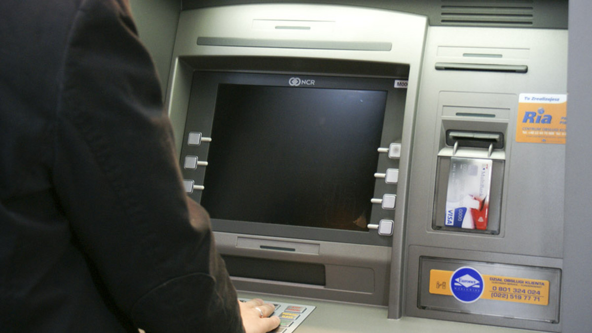 Siedlce: Plik banknotów pozostawiony w bankomacie. Policja szuka właściciela