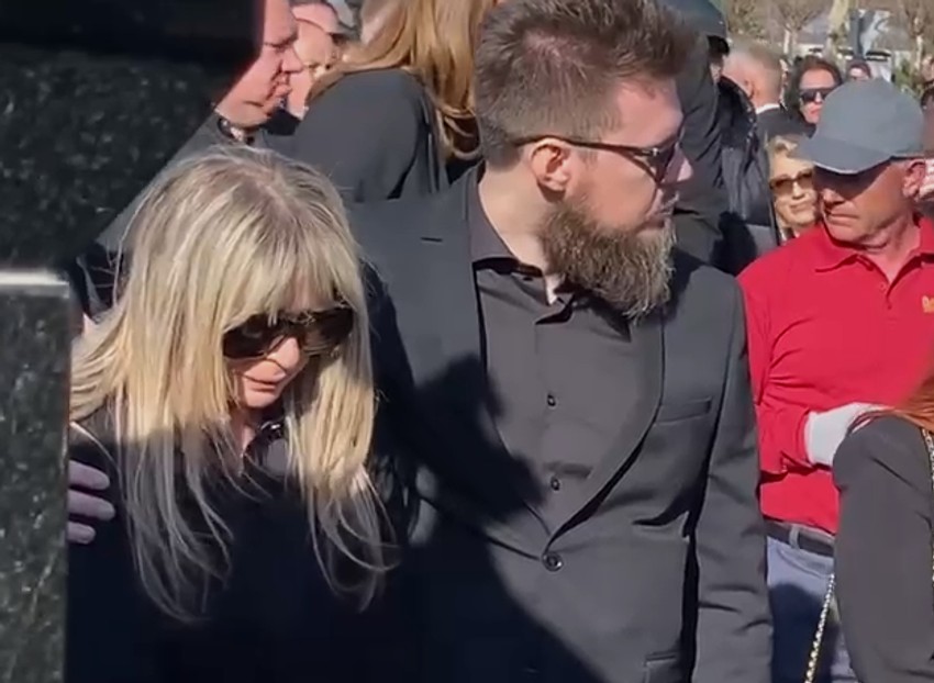 Suzanu Jovanović grli sin