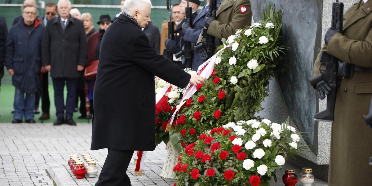 Jarosław Kaczyński i politycy PiS na miesięcznicy smoleńskiej