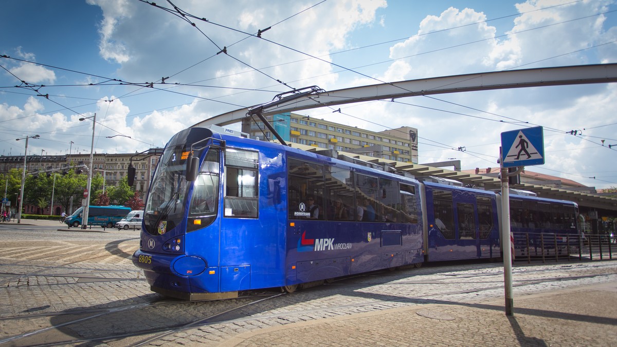 Dzięki dofinansowaniu z Unii Europejskiej w ciągu dwóch lat do Wrocławia ma trafić 56 nowych tramwajów. Umowę o unijne wsparcie już podpisano. Nowy tabor ma ułatwić poruszanie się po mieście pasażerom o ograniczonej mobilności, m.in. seniorom, osobom niepełnosprawnych i rodzicom z wózkami.