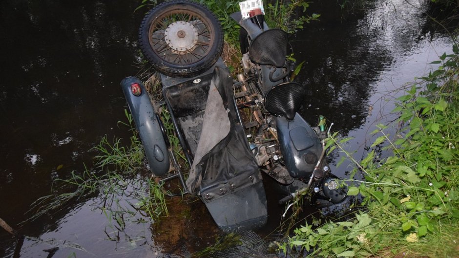 Motocykl wyławiany z rzeki