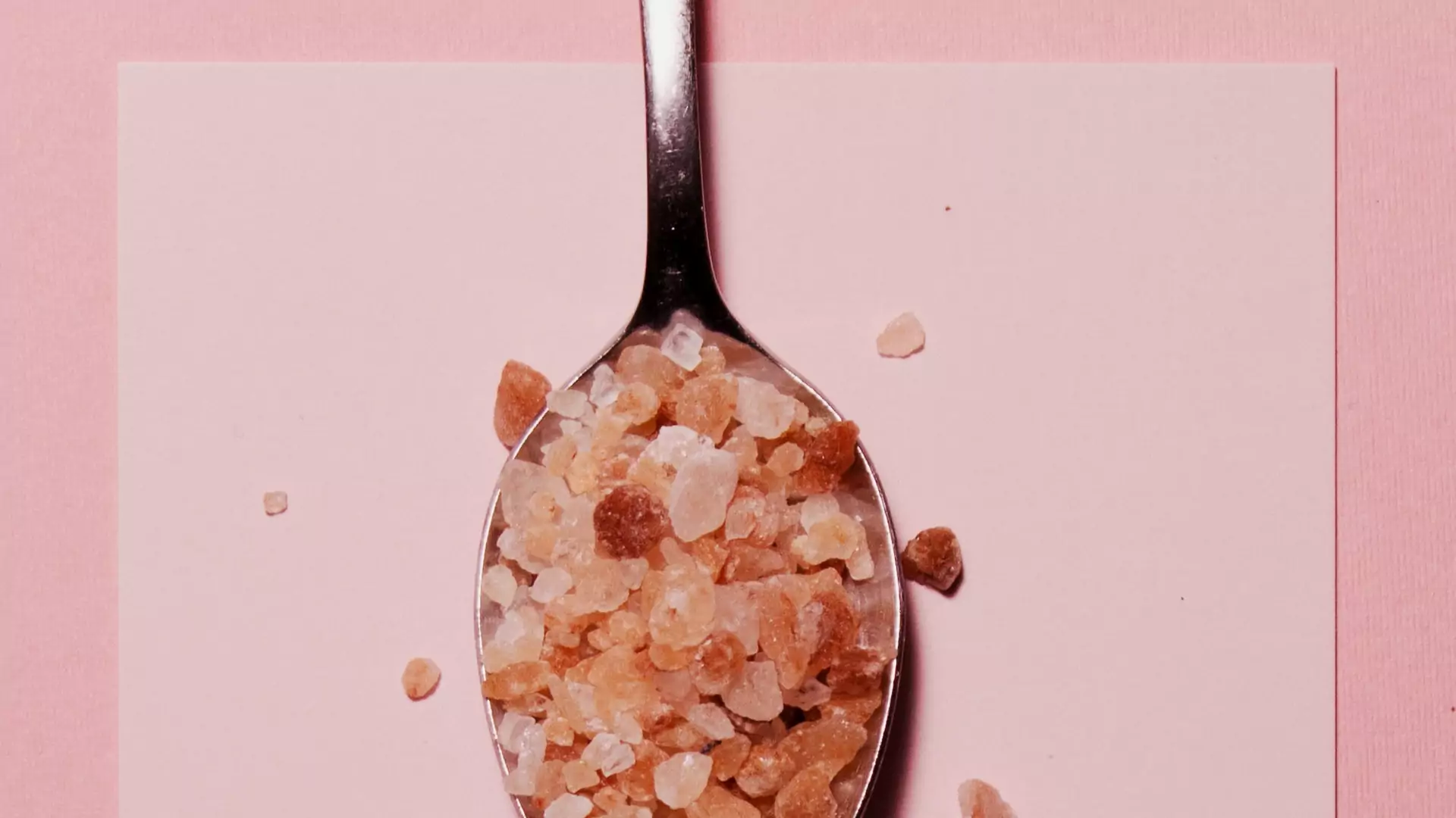 Czy warto wydawać więcej na sól himalajską zamiast na zwykłą kuchenną? Zapytałyśmy ekspertkę