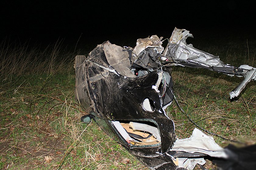 Osobówka uderzyła w drzewo. Auto rozerwało na części!