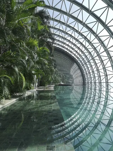 The Crystal to pierwszy poziomy drapacz chmur na świecie. Jest częścią Raffles City Chongqing