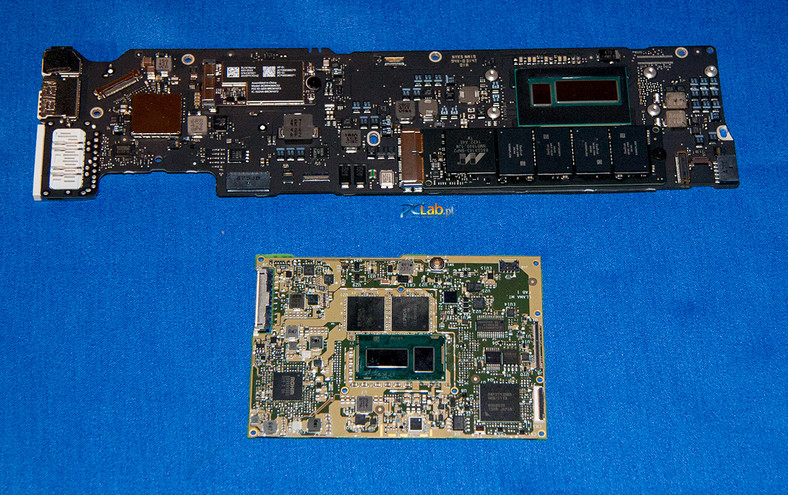 U góry: płyta główna z MacBooka Air (z nośnikiem SSD), najmniejsza na świecie płyta z Haswellem-Y. U dołu: Intelowska płyta testowa z Broadwellem-Y. Tak, obie z nich to niemal w pełni funkcjonalne komputery.