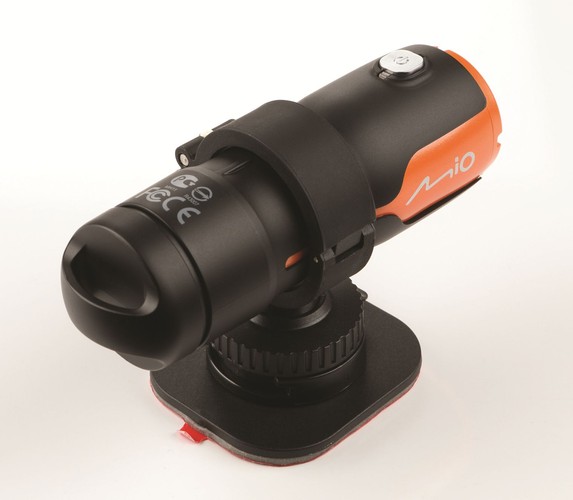 MiVue M350, kamera dla wszystkich, którzy lubią aktywny tryb życia. Urządzenie
jest lekkie, kompaktowe i wodoszczelne – można nim nagrywać obraz pod wodą do głębokości 3 m przez godzinę bez dodatkowych zabezpieczeń. M350 jest sprzętem do zadań specjalnych, w każdych warunkach pogodowych. Producent wraz z urządzeniem dostarcza zestaw akcesoriów, dzięki którym łatwo można zamontować kamerę na kasku motocyklowym lub kierownicy pojazdu. Bateria wystarcza na 2 godziny pracy w trybie nagrywania. Urządzenie kosztuje około 850 zł.