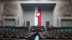Dodatki dla służb społecznych i rodzin zastępczych. Co przegłosował Sejm? [WYKAZ]