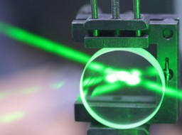 jeden chip, dziesiątki laserów. przełom w fotonice, który napędzi cent