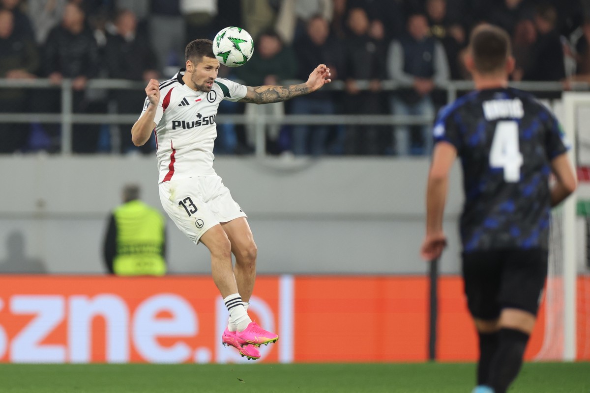 Zawodnik Legii Warszawa Paweł Wszołek (L) podczas meczu fazy ligowej piłkarskiej Ligi Konferencji w Nowym Sadzie z FK TSC Backa Topola