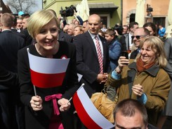 Jak zwykle dobrze ubrana, wyjątkowo radosna: prezydentowa na Dniu Flagi. FOTO