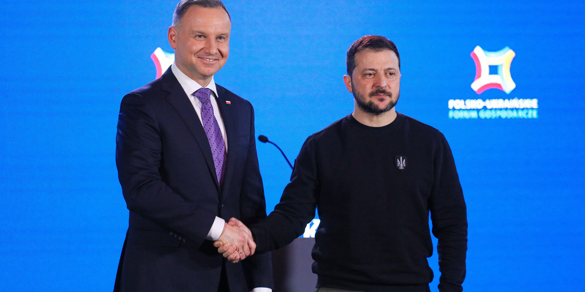 Prezydent Andrzej Duda i Wołodymyr Zełeński na przemówieniu z okazji forum biznesowego w Warszawie