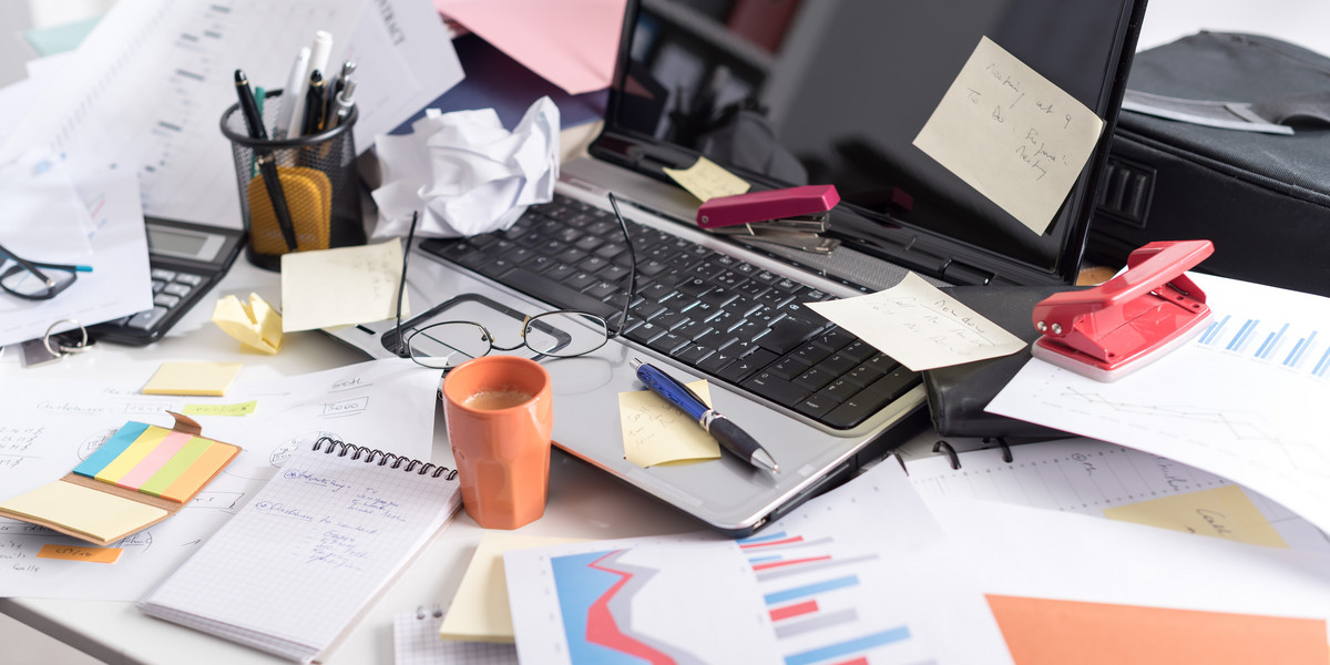 Bałagan na biurku może rozpraszać i obniżać twoją produktywność w pracy