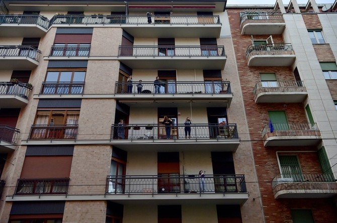 Ljudi u Milanu pronalaze načine da olakšaju dane u karantinu
