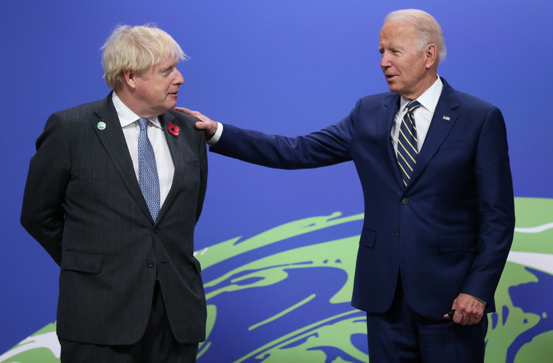 Boris Johnson i Joe Biden podczas COP26