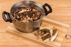 Jak długo moczyć suszone grzyby? Zrób tak, a będą pyszne, aromatyczne i mięciutkie