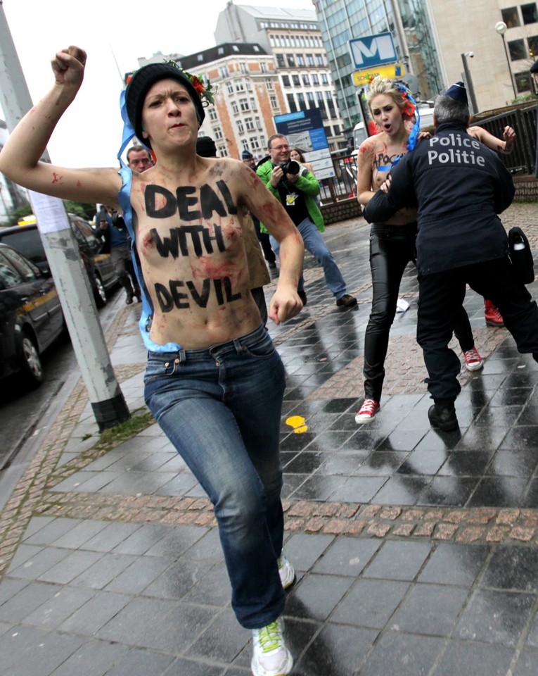 Roznegliżowany Femen protestuje mimo mrozu