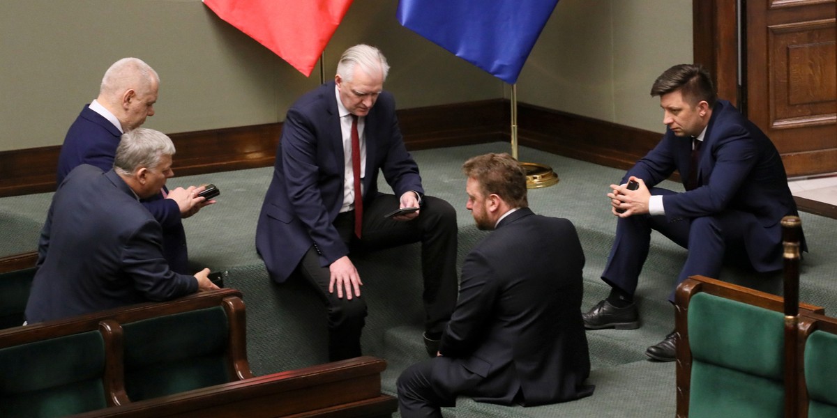 Od poniedziałku do środy zlikwidowano lub zawieszono w Polsce działalność 22 tys. firm, z czego we wtorek zniknęło ponad 10 tysięcy. Zdaniem ekspertów, to "żółta kartka" dla rządu za tarczę antykryzysową.