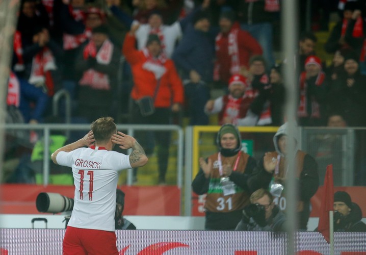 Kamil Grosicki cieszy się z bramki na 2:0 podczas towarzyskiego meczu piłkarskiego z Koreą Południową