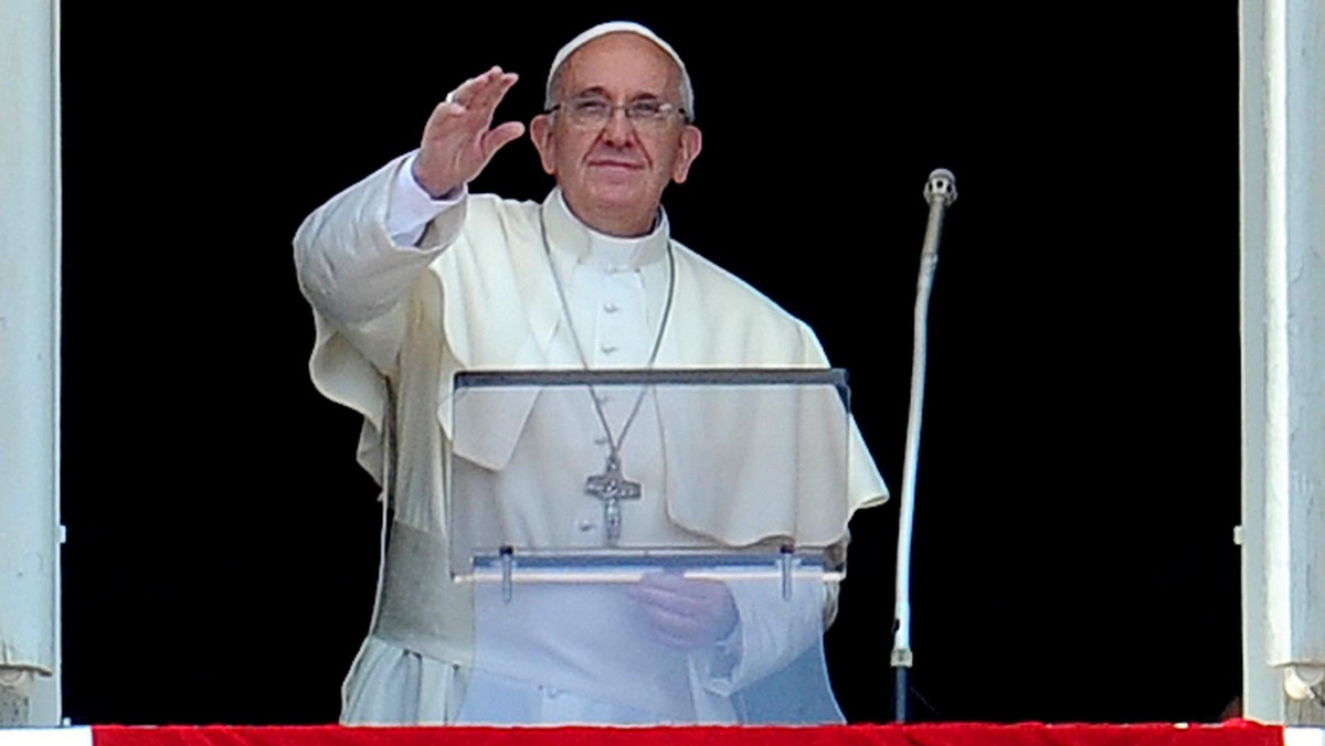 Papież Franciszek wyruszył w poniedziałek w swą pierwszą zagraniczną podróż, do Rio de Janeiro w Brazylii na Światowe Dni Młodzieży. Na rzymskim lotnisku pożegnał go premier Włoch Enrico Letta. Franciszek napisał na Twitterze, że bardzo cieszy się z wyjazdu.