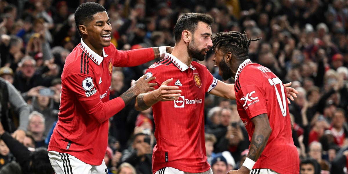 Manchester United prawdopodobnie pójdzie pod młotek. Na zdjęciu Marcus Rashford, Bruno Fernandes i Fred.