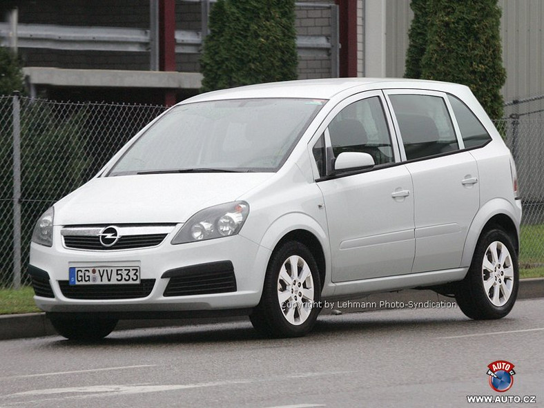 Zdjęcia szpiegowskie: Nowy Opel Meriva – taka mała Zafira