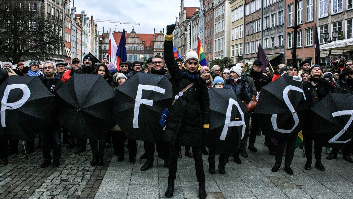 Nieco ponad 100 osób wzięło udział w dzisiejszym happeningu "Faszyzm Stop". Akcję w Gdańsku zorganizował pomorski Komitet Obrony Demokracji.