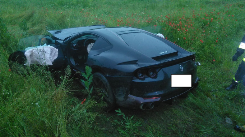 Ferrari rozbite w Gaszynie