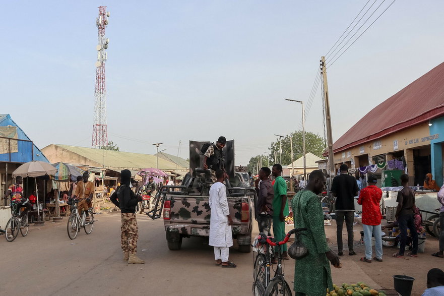 Nigeryjskie siły bezpieczeństwa na ulicach Chibok 10 lat po masowych porwania uczennic