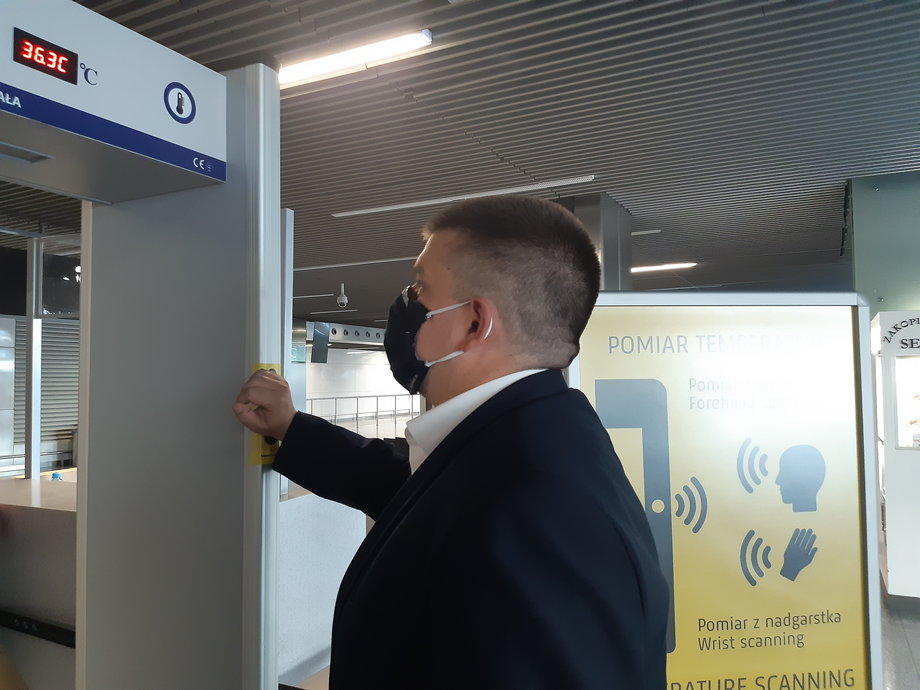 W Krakowie zastosowano bramkę z czujnikiem mierzącym temperaturę na nadgarstku pasażera