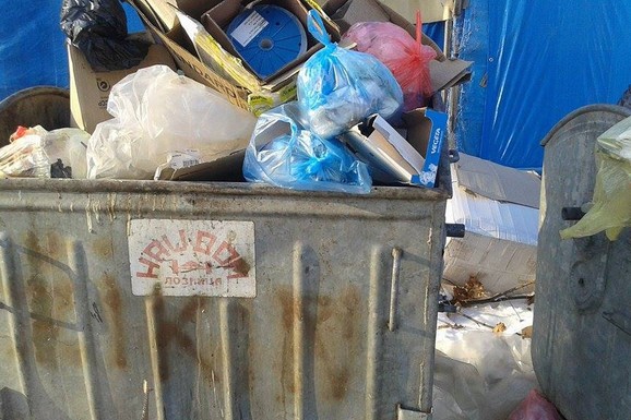 Komunalac Saša prišao je kontejneru i ugledao NJEGA, zaglavljenog u otpadu! Odmah je zaustavio posao