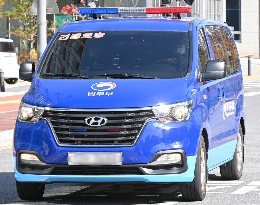 Južnokorejska policija prevozi Lija na suđenje