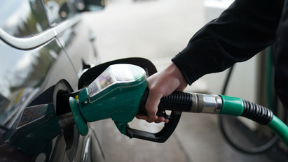 Őrületes pénzt kellene fizetni az üzemanyagokért, ha nem lenne árstop