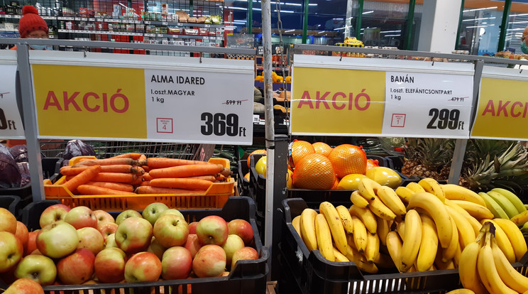 Fotónkon is jól látható, hogy akciósan is többe kerül az alma, mint a banán. /Fotó: Bejczi Szilvia 