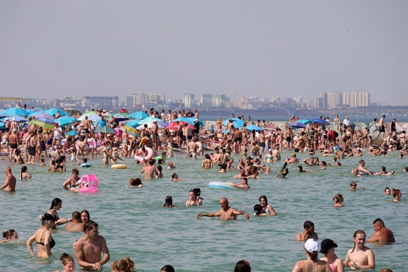 (FOTO, VIDEO) OVAKO IZGLEDA PLAŽA U ODESI Sirene odjekuju, a ljudi i deca se kupaju: Jeziva svakodnevica u ukrajinskom letovalištu