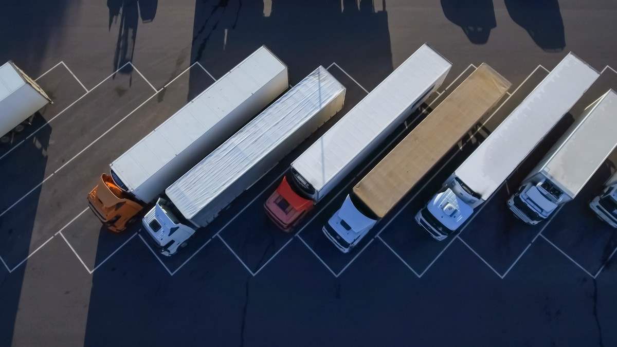 Ciężarówki na parkingu