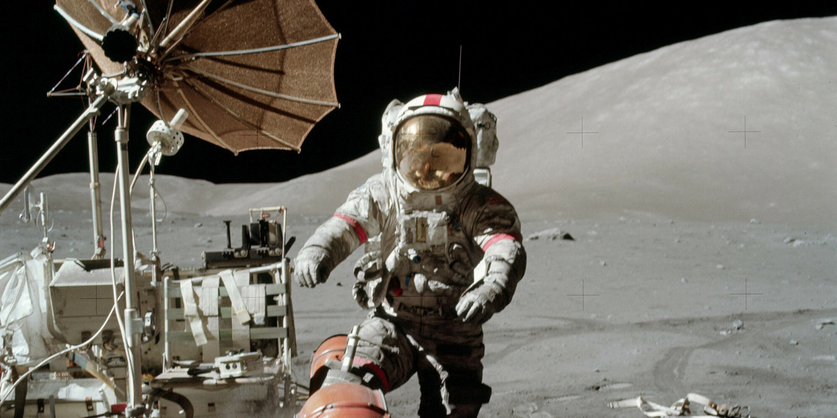 Eugene Cernan w pobliżu pojazdu księżycowego, 13. grudnia 1972 r.
